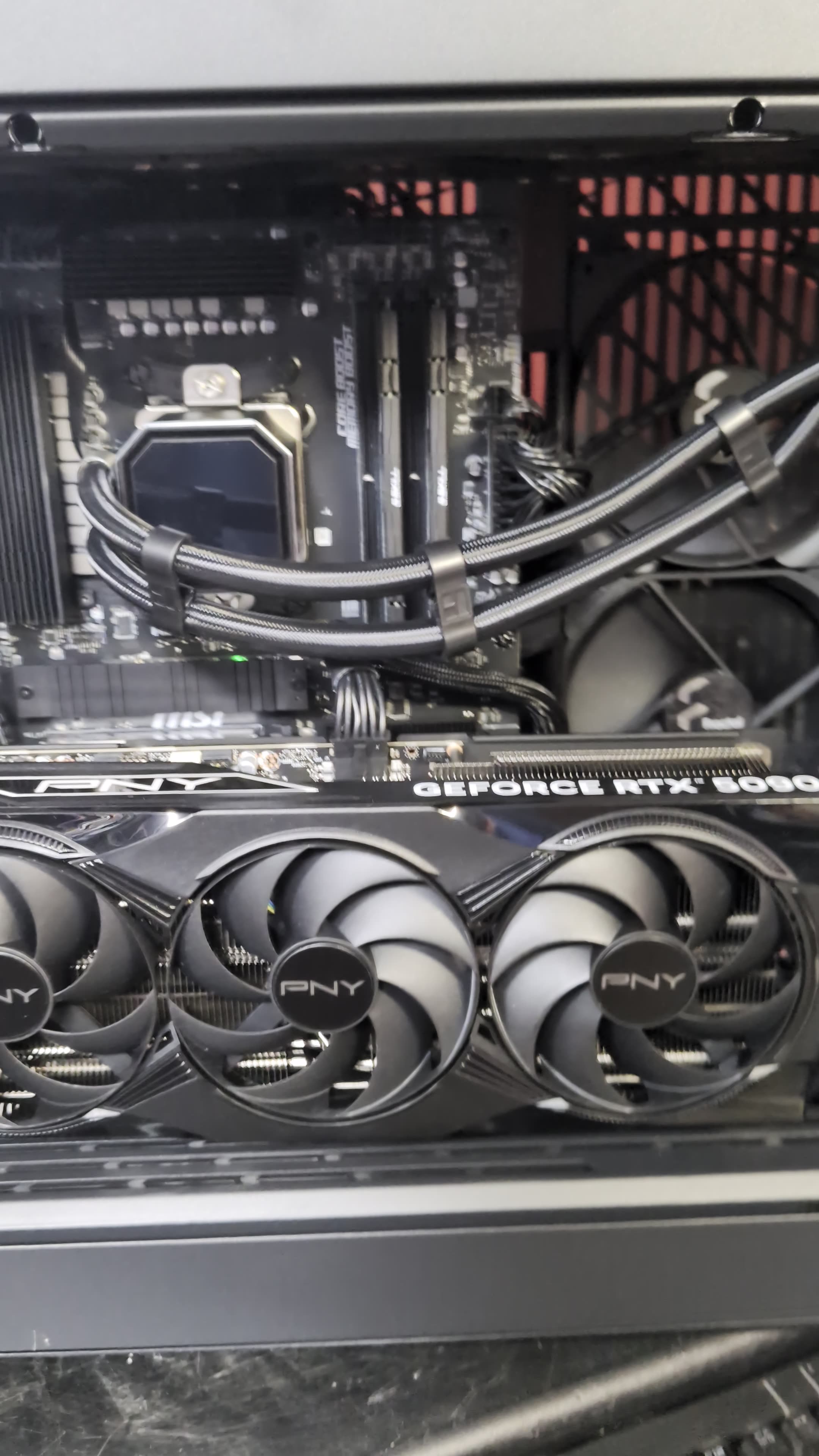 Ryzen 9800X3D RTX 5090 Hyte Y60 Build For Battlefield 6