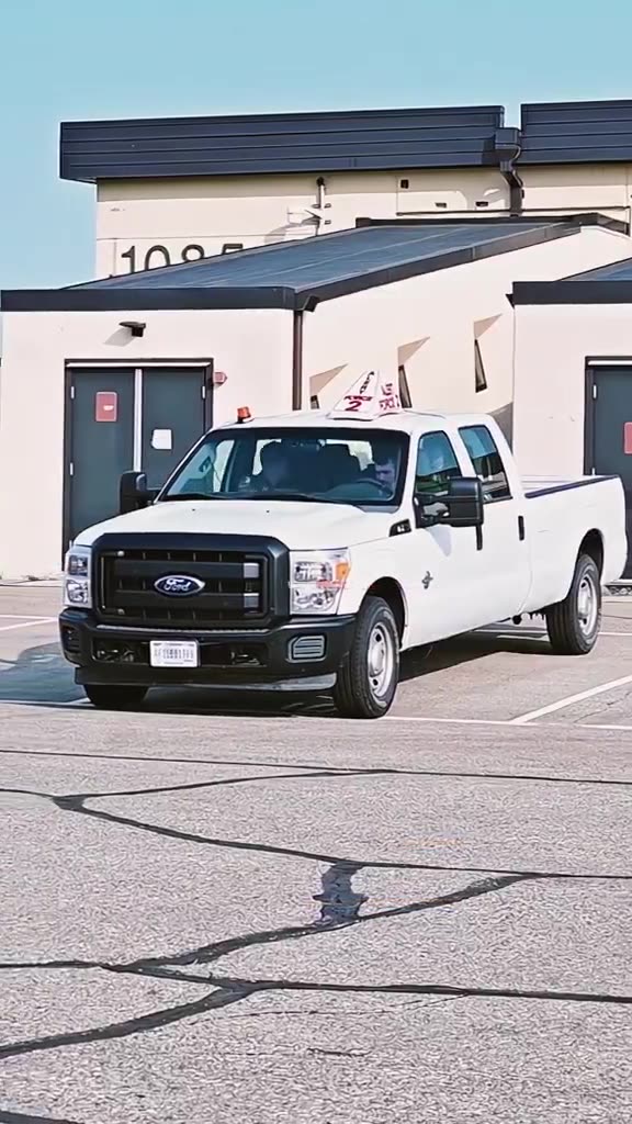 The US B-52 Bomber Pilot Hastily Makes a Quick Takeoff