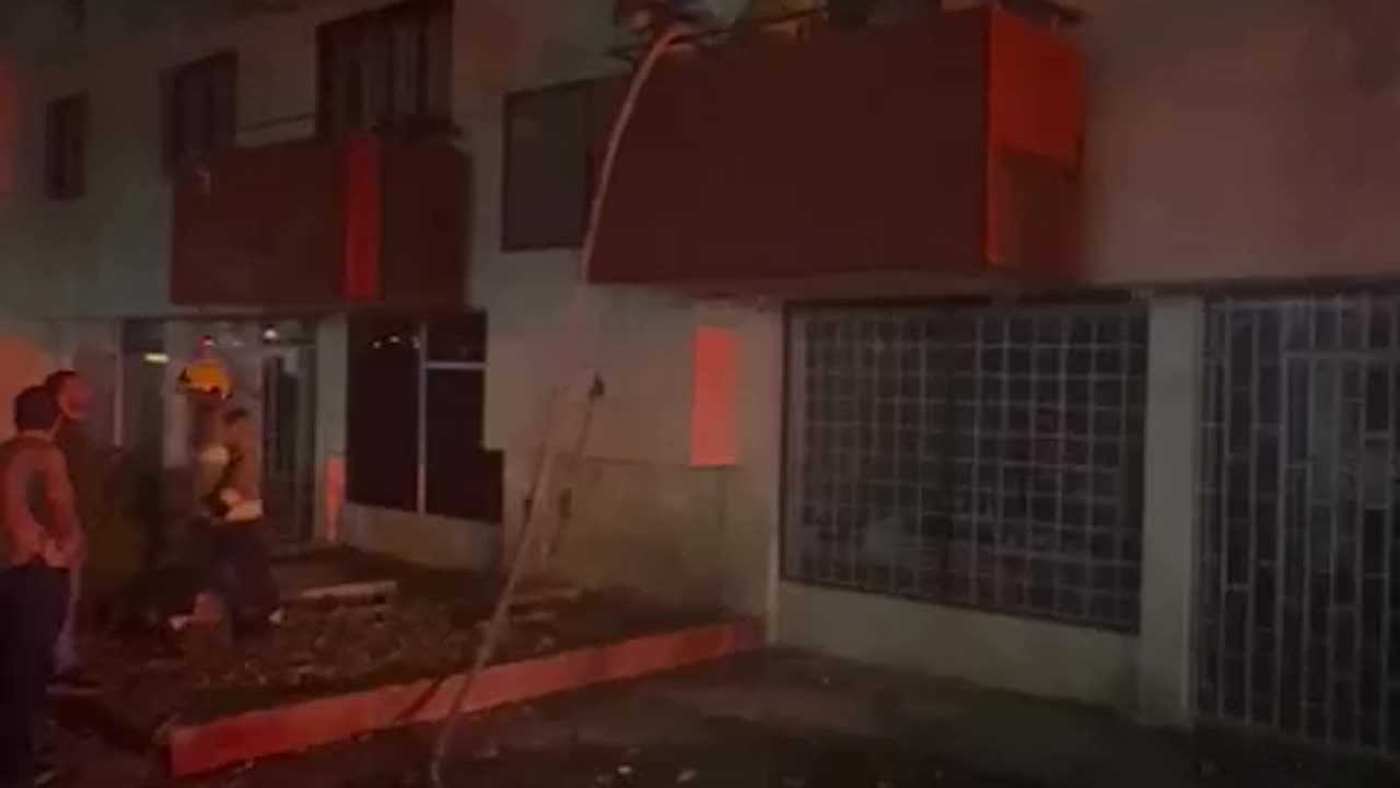 Bomberos en incendio en Alameda La Victoria