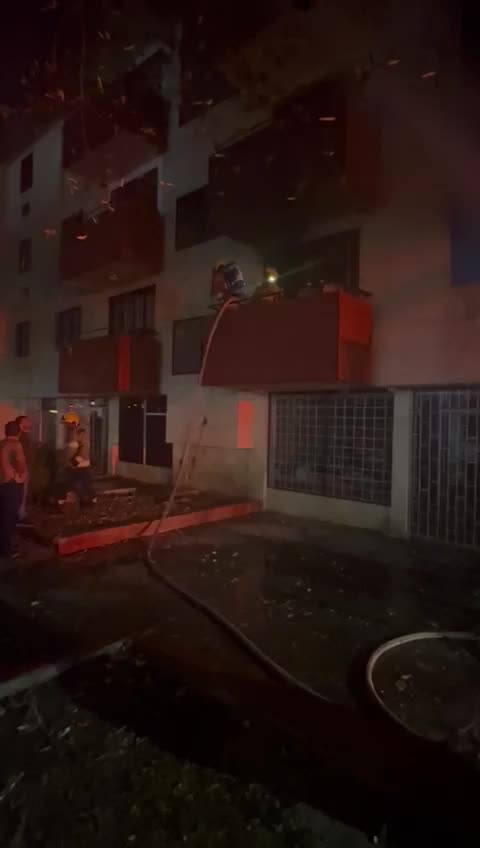 Bomberos en incendio en Alameda La Victoria