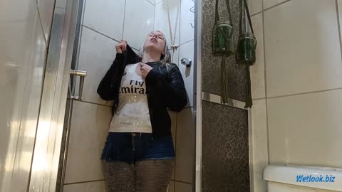 Wetlook shower girl