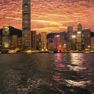 Truly,I will fall in love again and again with evening moment at Victoria Harbour.