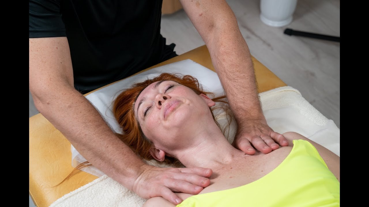THORACIC SPINE MASSAGE, CHIROPRACTIC ADJUSTMENT AND NECK CRUNCHES FOR REDHEADS
