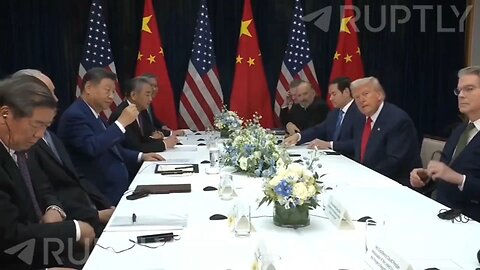 Trump neodpovedal a okamžite nariadil tlači, aby opustila miestnosť. Viac v popise videa.