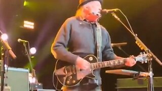 'Washed Up': Conservatives Torch Neil Young For Performing Predictable New Song Slamming Elon Musk