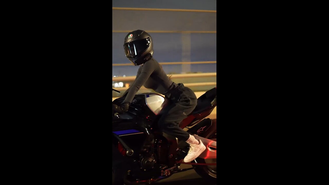 biker gf? 🐈‍⬛ 🖤