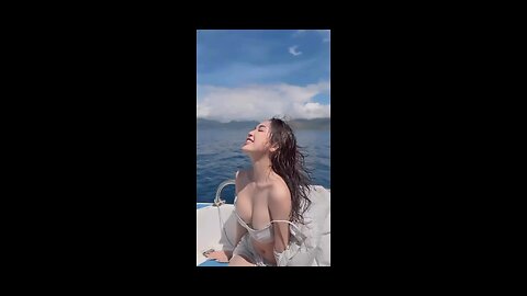 Soaking Up the Sun – Stunning Boat Day Bliss