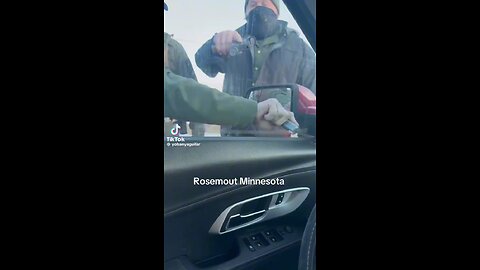 🚨 Shaky bodycam-style vid from the Rosemount MN ICE op: red dot locked on the driver.