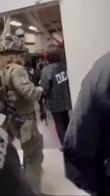 First images show Cilia Flores entering the DEA building in NY. #CiliaFlores #DEA #japd #venezuela