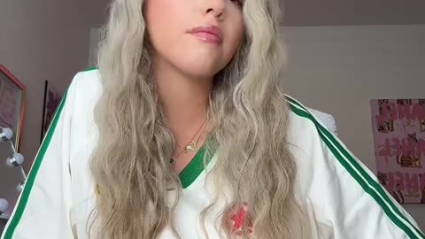 Pretty Girl Shows off