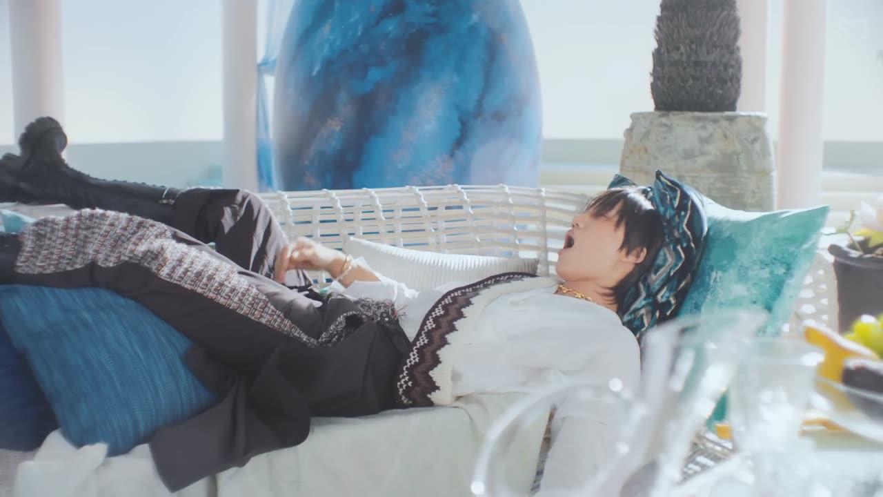 KAI 카이 'Peaches' MV