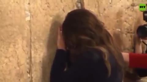 Kristi Noem humps the wall