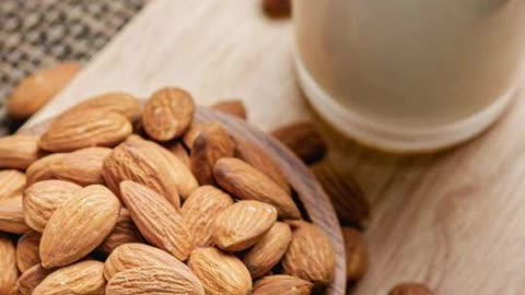 गर्मी मे दूध और बादाम एक साथ खाने के तीन ज़बरदस्त फायदे #health #shorts #viral #trending #like #fact