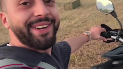 Kujt i drejtohet? Gjesti: A po don shihemi në katun ma vonë nëse don