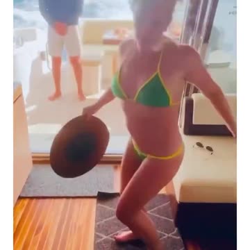 Britney Spears posts erratic dance video from a boat - She's back