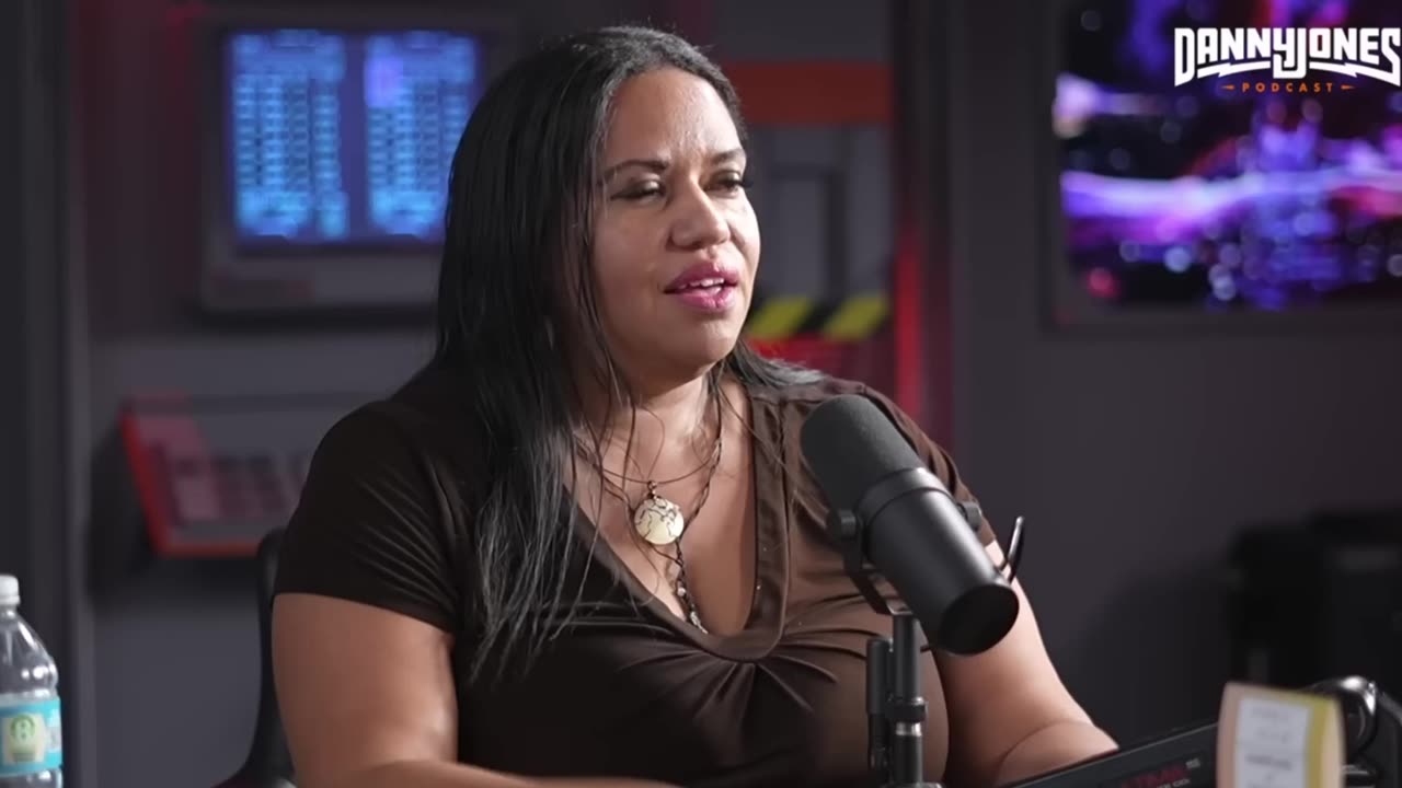 Daila Burgoin learns blind people to read words with their mind + demonstration