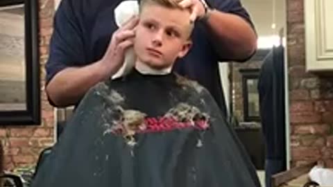 Un coiffeur piège l'un de ses clients