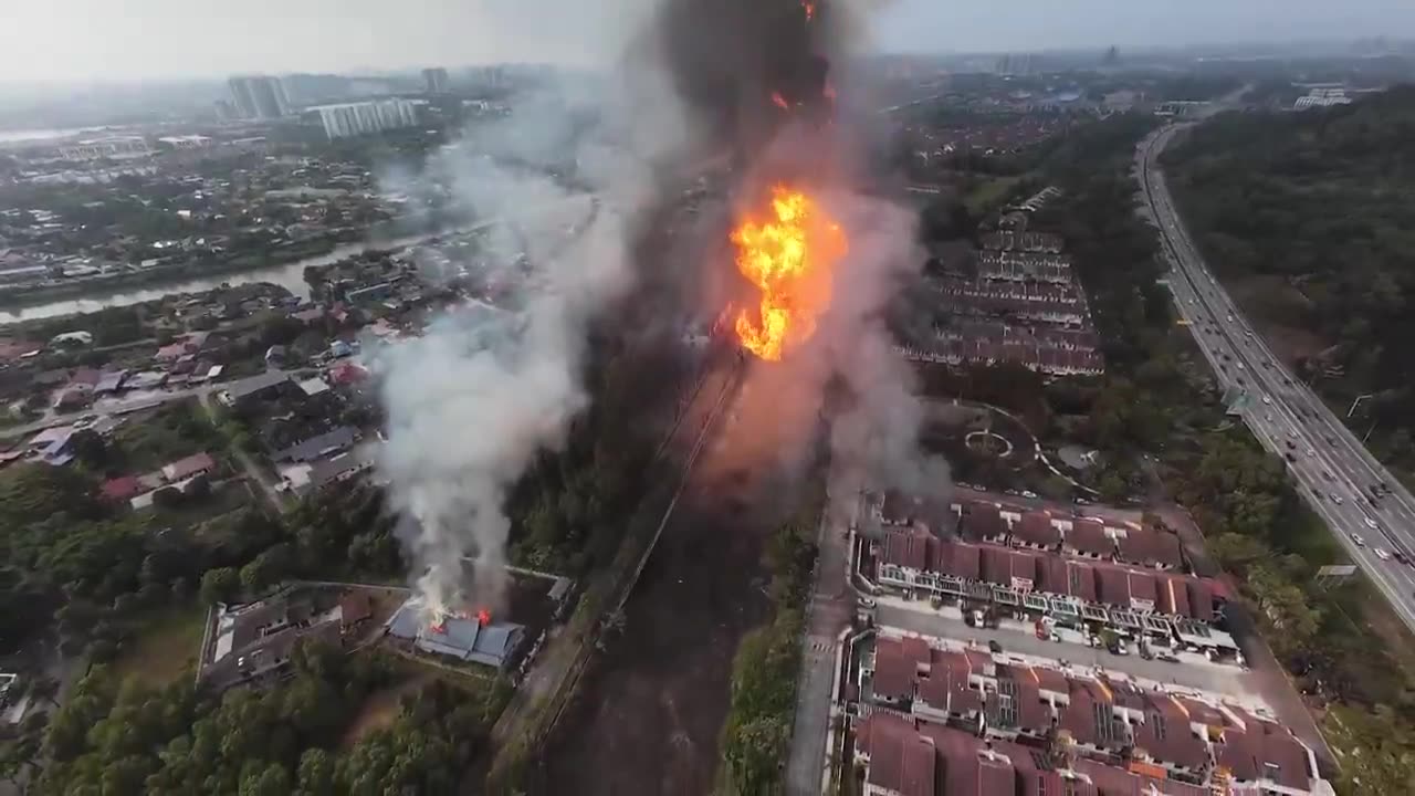 Aerial footage of the gas pipeline explosion and fire in Putra Heights, Malaysia.