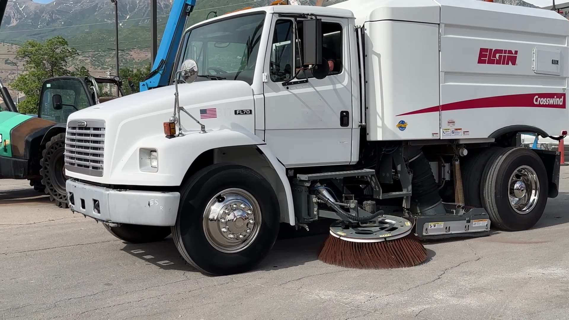 Sweeper Truck 2003 Freightliner FL70 Elgin Crosswind LOW MILES!! Cummins Diesel, Dual Drive Stations