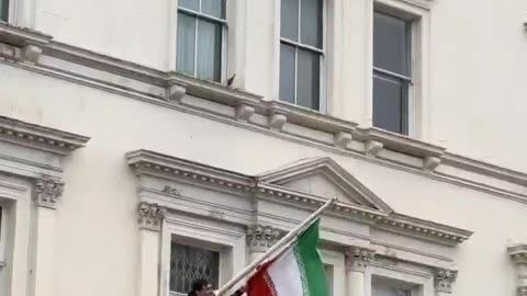 I riu si “spidermani”, ngjitet në muret e ambasadës iraniane në Londër