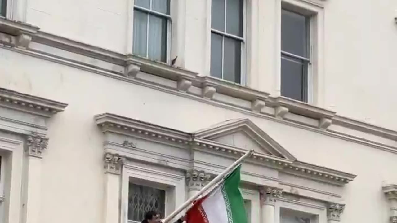 I riu si “spidermani”, ngjitet në muret e ambasadës iraniane në Londër