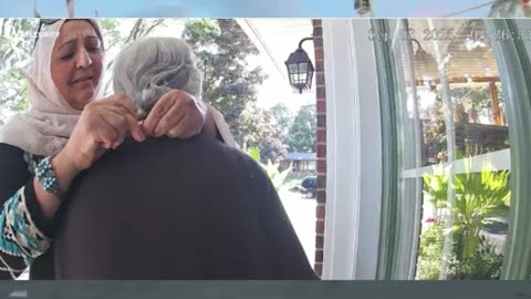 Doorbell video captures suspect stealing senior’s gold necklace in distraction theft near Hamilton