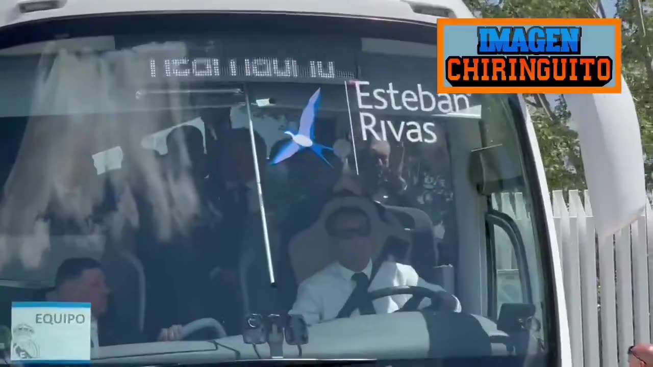 ⚪️ El Real Madrid pone rumbo al aeropuerto antes de volar a Sevilla para la final de Copa.