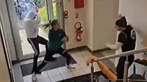 Young Woman takes out 5 Thugs who stole her purse