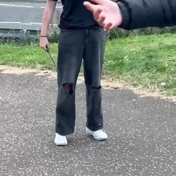 🏴󠁧󠁢󠁳󠁣󠁴󠁿 A 14-year-old girl screams at a migrant