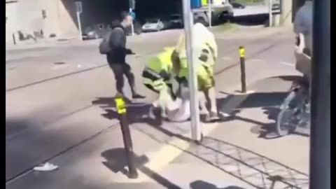 A man praying on a busy road caused traffic disruptions.