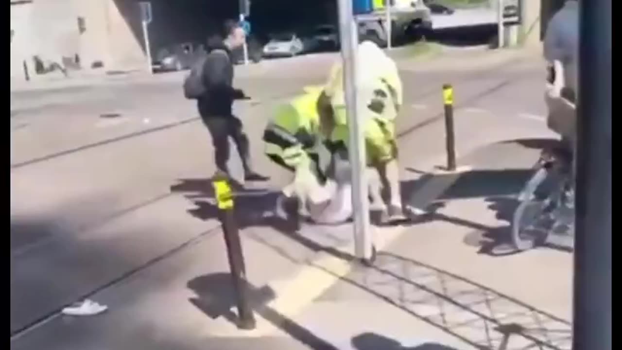 A man praying on a busy road caused traffic disruptions.