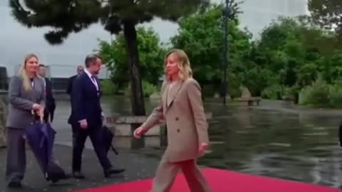 Primer ministro de Albania se arrodilla ante Giorgia Meloni