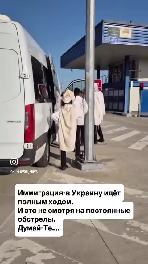 BUSES AND BUSES OF JEWS MOVING I TO UKRAINE