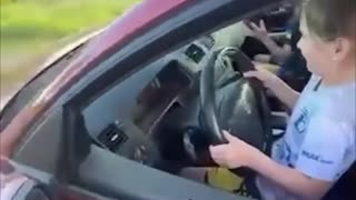 ‘Padre del año’ pone a su hija pequeña al volante (y ni siquiera sube al auto)
