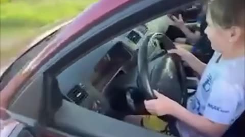 ‘Padre del año’ pone a su hija pequeña al volante (y ni siquiera sube al auto)