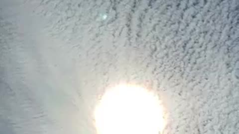 D'abord, ils libèrent une brume artificielle dans le ciel qui bloque le soleil... 🚨