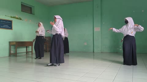 LATIHAN TARI MOJANG PRIANGAN - SMPI YOSOWILANGUN [SHOT BY GOOGLE PIXEL 6 PRO]