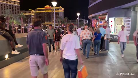 Matt Ross Meets Vippy: Walking the Las Vegas Strip at Night in Las Vegas -TWXQVKXzlt4-