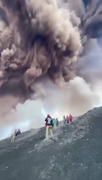 'Zgjohet' vullkani Etna, reja e zezë “pushton” qiellin! Shikoni ku ndodhen njerëzit