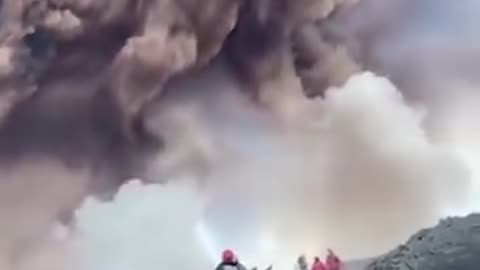 'Zgjohet' vullkani Etna, reja e zezë “pushton” qiellin! Shikoni ku ndodhen njerëzit