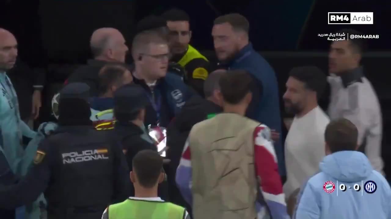 Dani Carvajal getting into it with Bukayo Saka at half time. 🍿