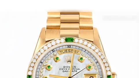 ROLEX Day-Date 36mm – Custom Mother of Pearl Emerald with String Diamond President