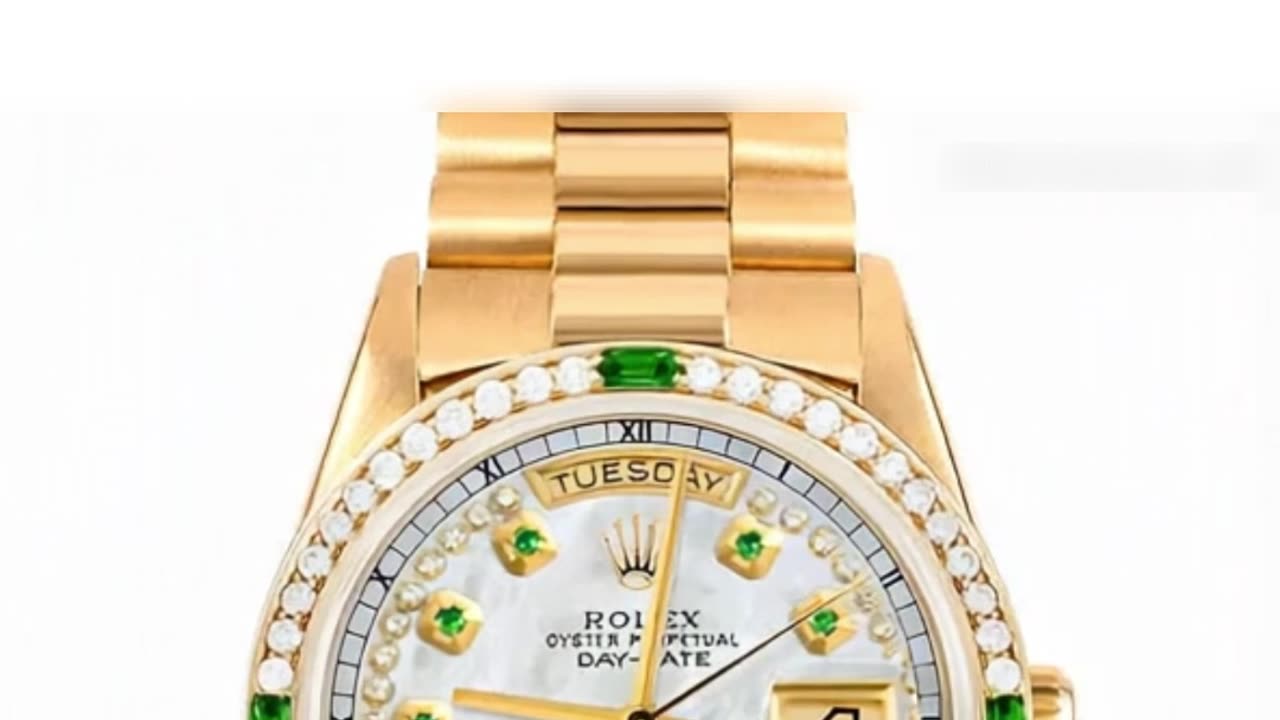 ROLEX Day-Date 36mm – Custom Mother of Pearl Emerald with String Diamond President