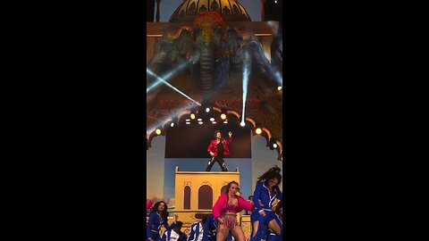 Shah Rukh Khan brings the house down with his iconic Chaiyya Chaiyya performance at the Nexa IIFA