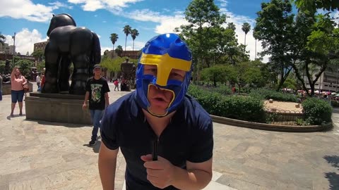 CRETINOS en La Plaza de Bolivar, MEDELLIN, CO