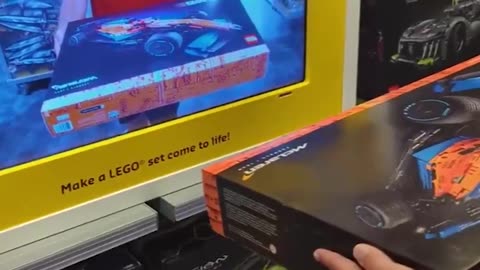 😎 A scanner in a LEGO store that uses augmented reality to show how the set is assembled.