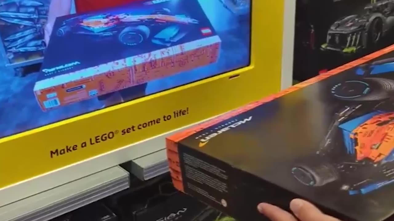 😎 A scanner in a LEGO store that uses augmented reality to show how the set is assembled.