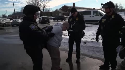 Các đặc vụ liên bang vừa chạy và BẮT GIỮ một người đàn ông da trắng theo chủ nghĩa tự do cánh tả