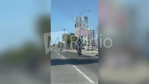 Motociclista realiza temeraria acción