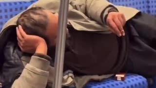 🚨🇩🇪 A foreigner smoked while lying on the seats of the Berlin subway.